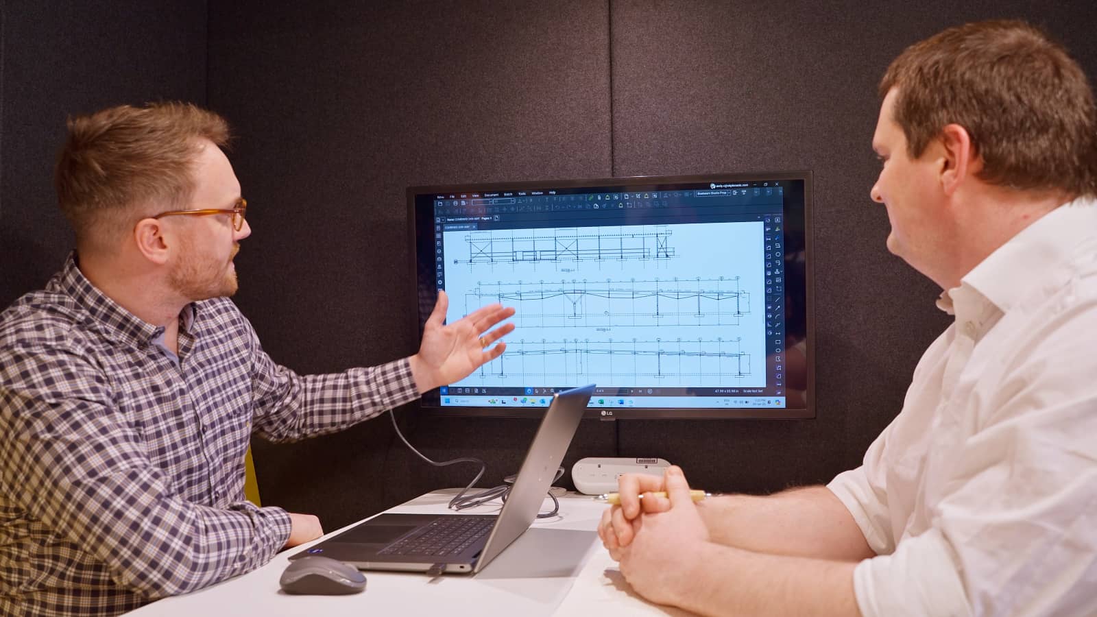 Två personer tittar på en datorskärm