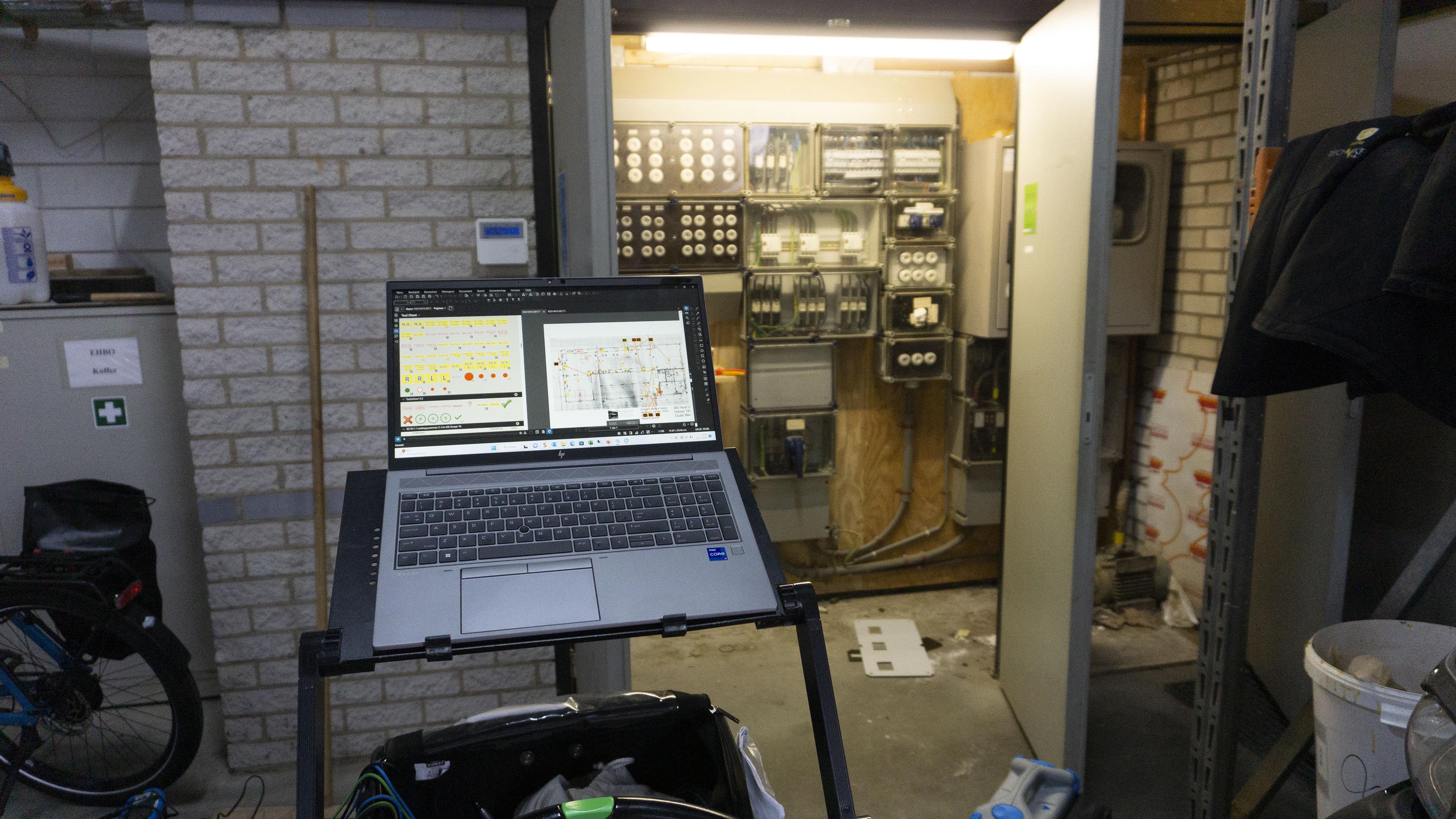 Bluebeam Revu auf einem Laptop, der zur Inspektion elektrischer Systeme verwendet wird.